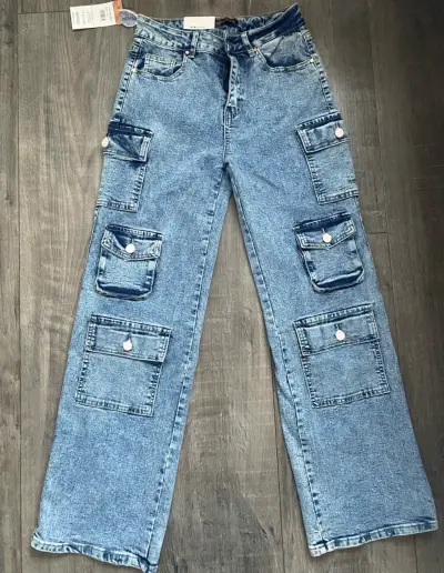 Jeans cargo de mezclilla azul con bolsillos - miniatura 1