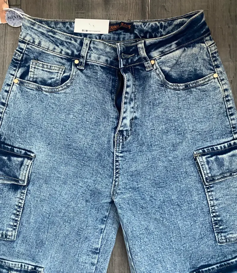 Jeans cargo de mezclilla azul con bolsillos - 2