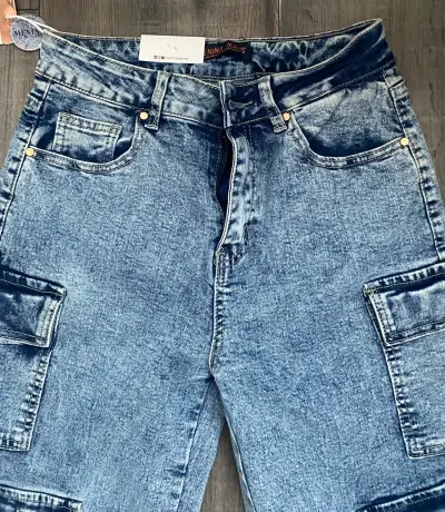 Jeans cargo de mezclilla azul con bolsillos - miniatura 2
