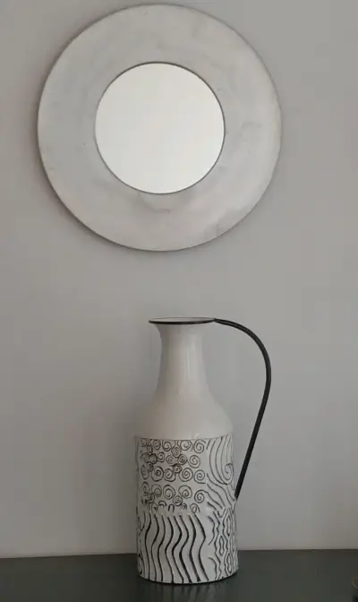Jarra decorativa de cerámica blanca con diseño abstracto - miniatura 3