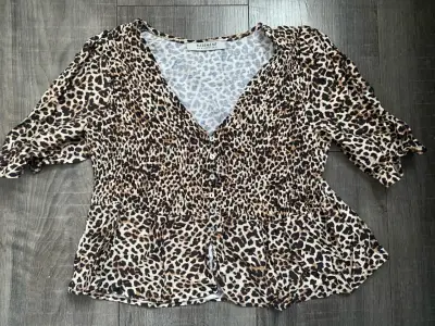 Blusa animal print Basement con botones - miniatura 1