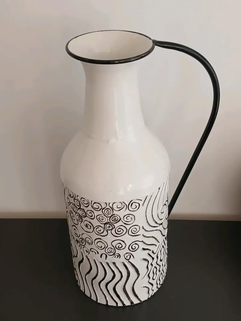Jarra decorativa de cerámica blanca con diseño abstracto - 2