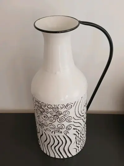 Jarra decorativa de cerámica blanca con diseño abstracto - miniatura 2