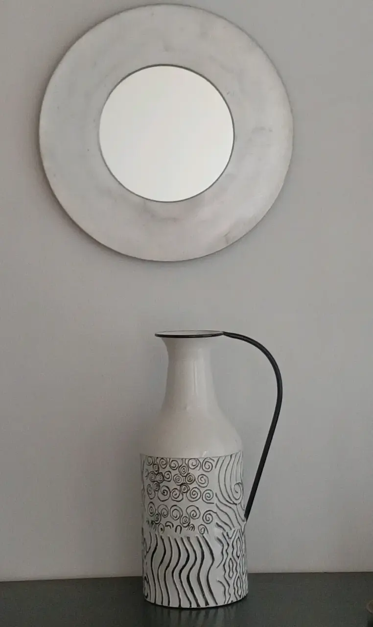 Jarra decorativa de cerámica blanca con diseño abstracto - 3