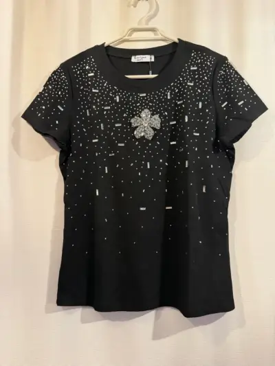 Polera negra con apliques brillantes Everlynn - miniatura 1