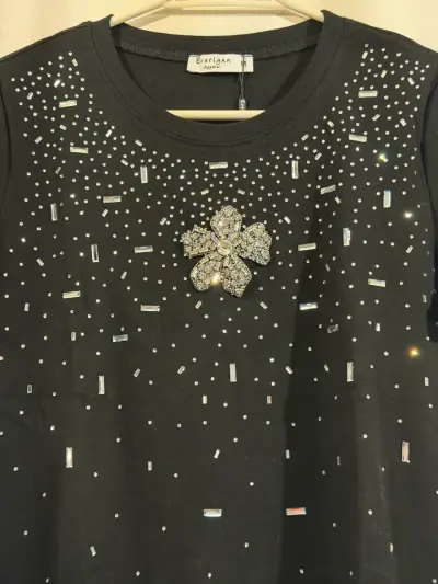 Polera negra con apliques brillantes Everlynn - miniatura 2