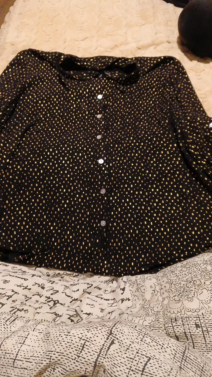 Blusa negra con puntos dorados
