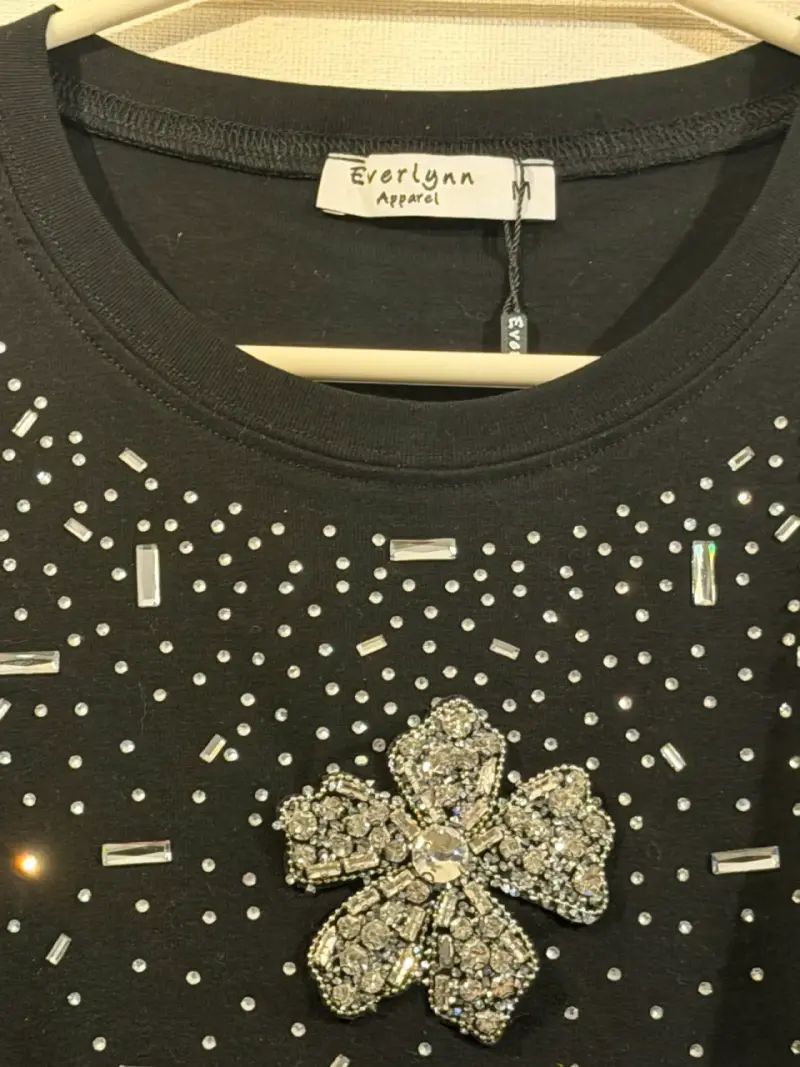 Polera negra con apliques brillantes Everlynn - 3