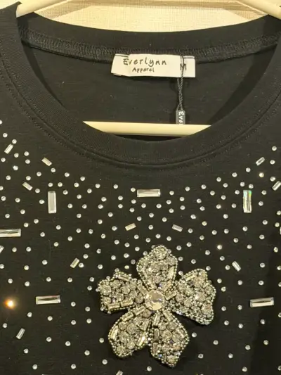 Polera negra con apliques brillantes Everlynn - miniatura 3