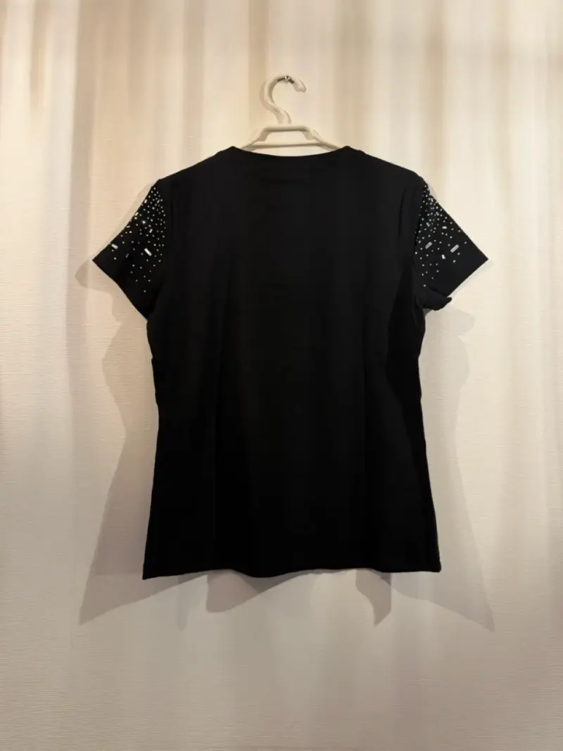Polera negra con apliques brillantes Everlynn - 4