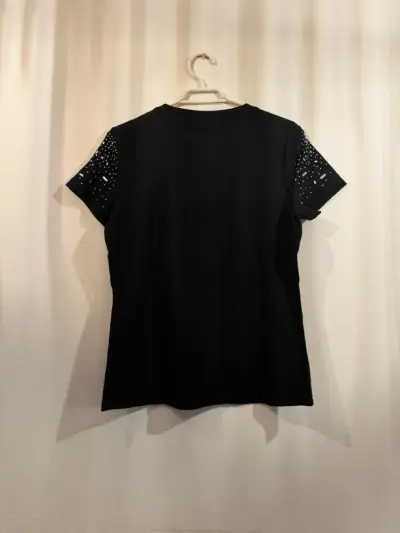 Polera negra con apliques brillantes Everlynn - miniatura 4