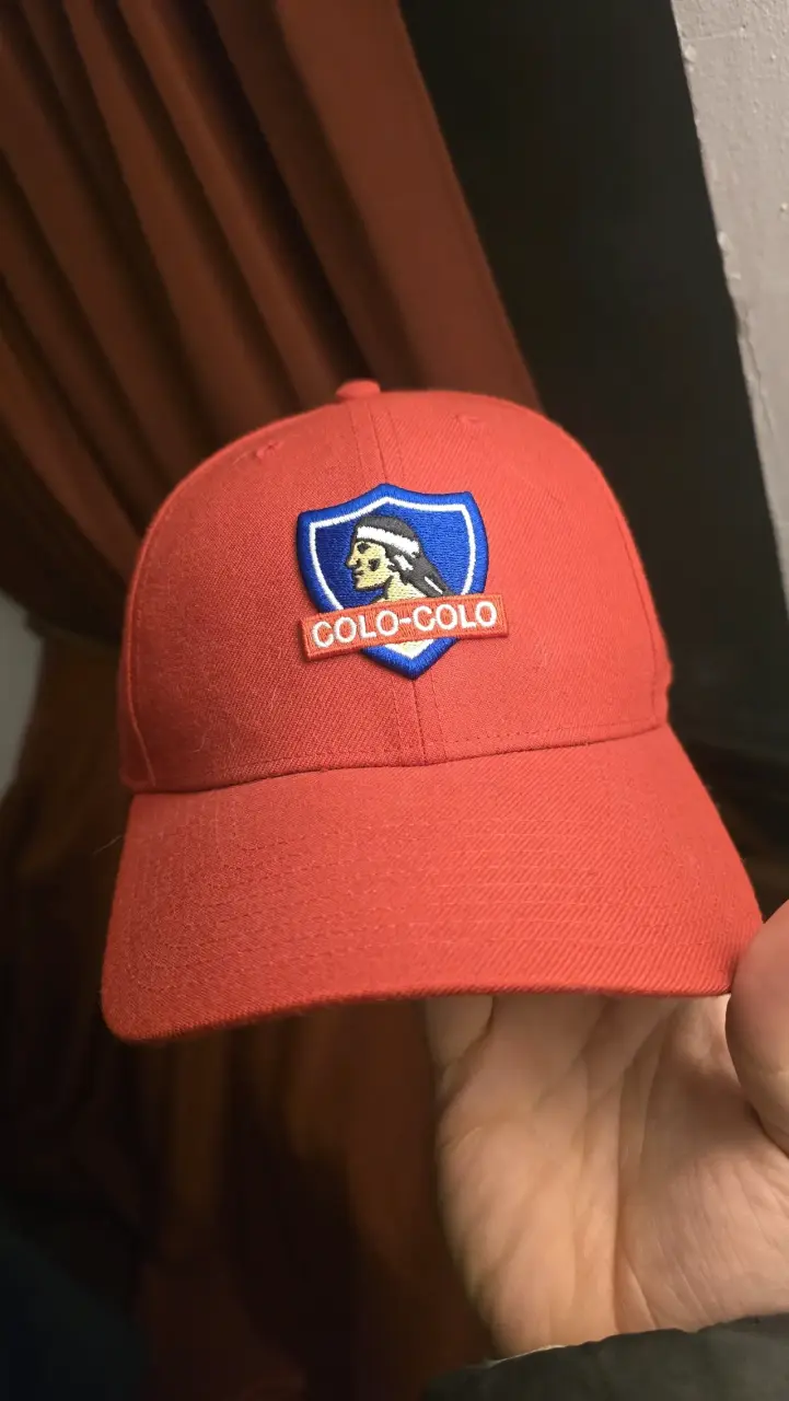 Gorra roja Colo-Colo con logo bordado - 1