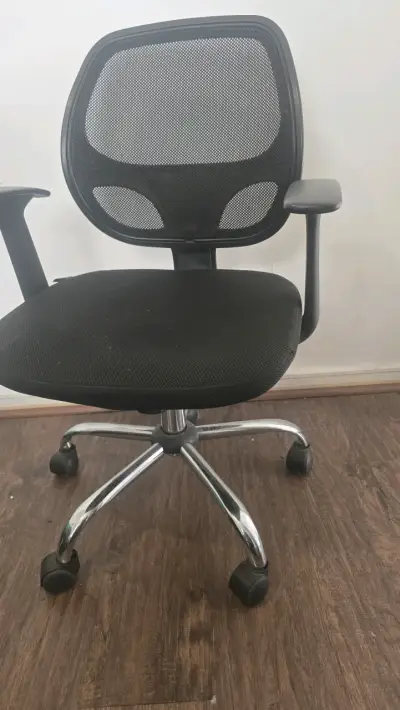 Silla de Oficina Ergonómica Negra con Ruedas - miniatura 1