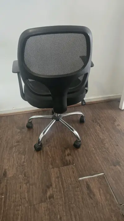 Silla de Oficina Ergonómica Negra con Ruedas - miniatura 2