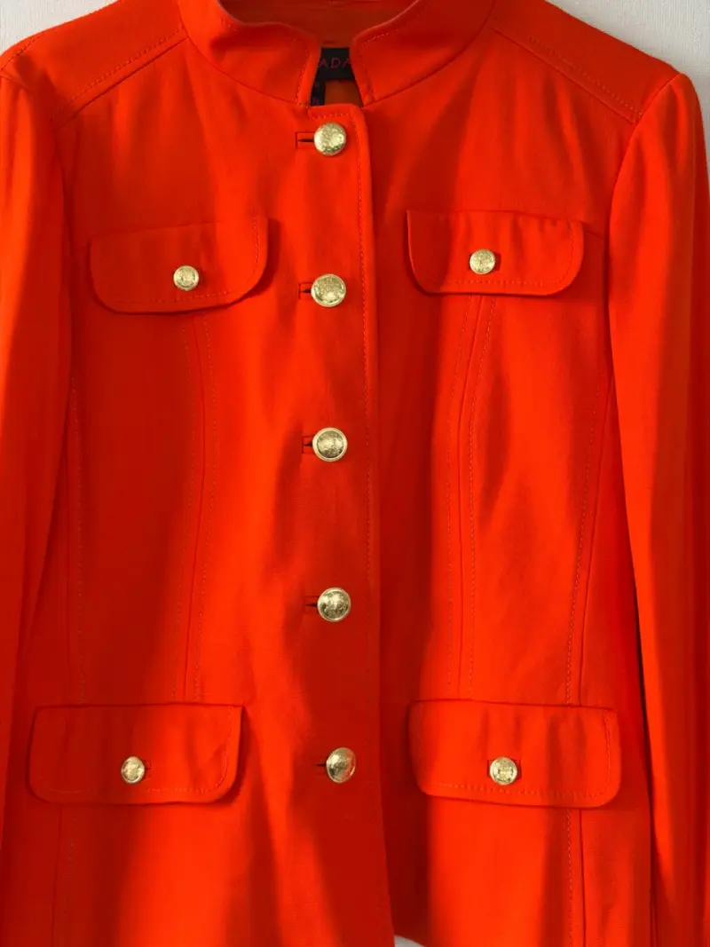 Chaqueta naranja con botones dorados para mujer - 2