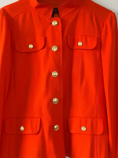 Chaqueta naranja con botones dorados para mujer - miniatura 2