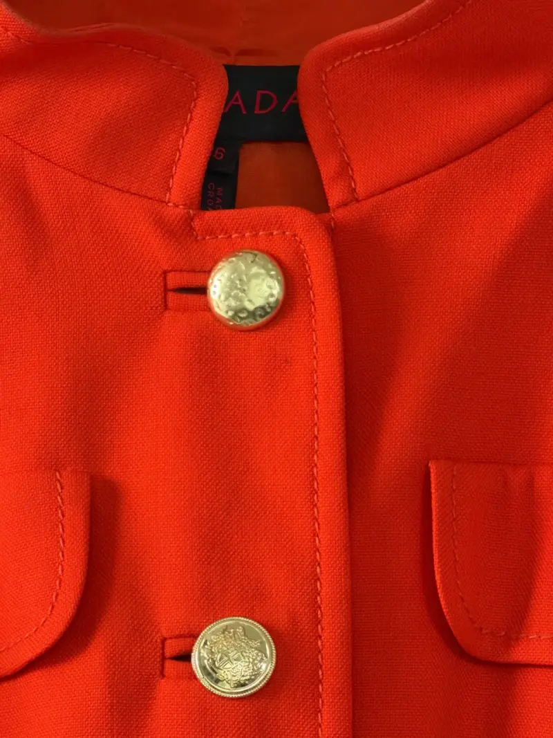 Chaqueta naranja con botones dorados para mujer - 3