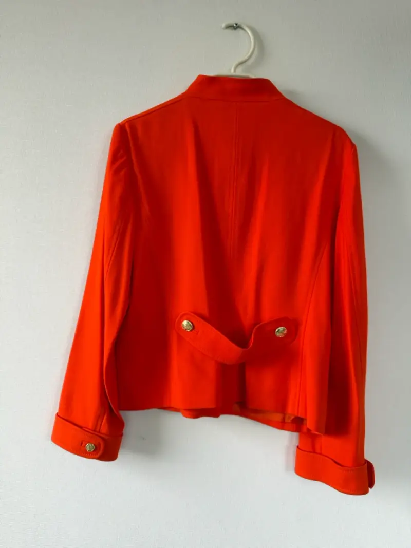 Chaqueta naranja con botones dorados para mujer - 4