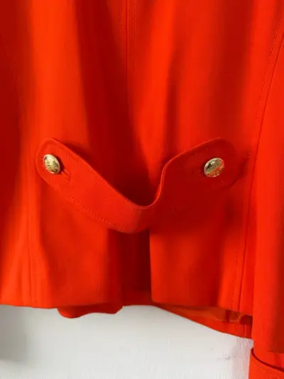 Chaqueta naranja con botones dorados para mujer - miniatura 5