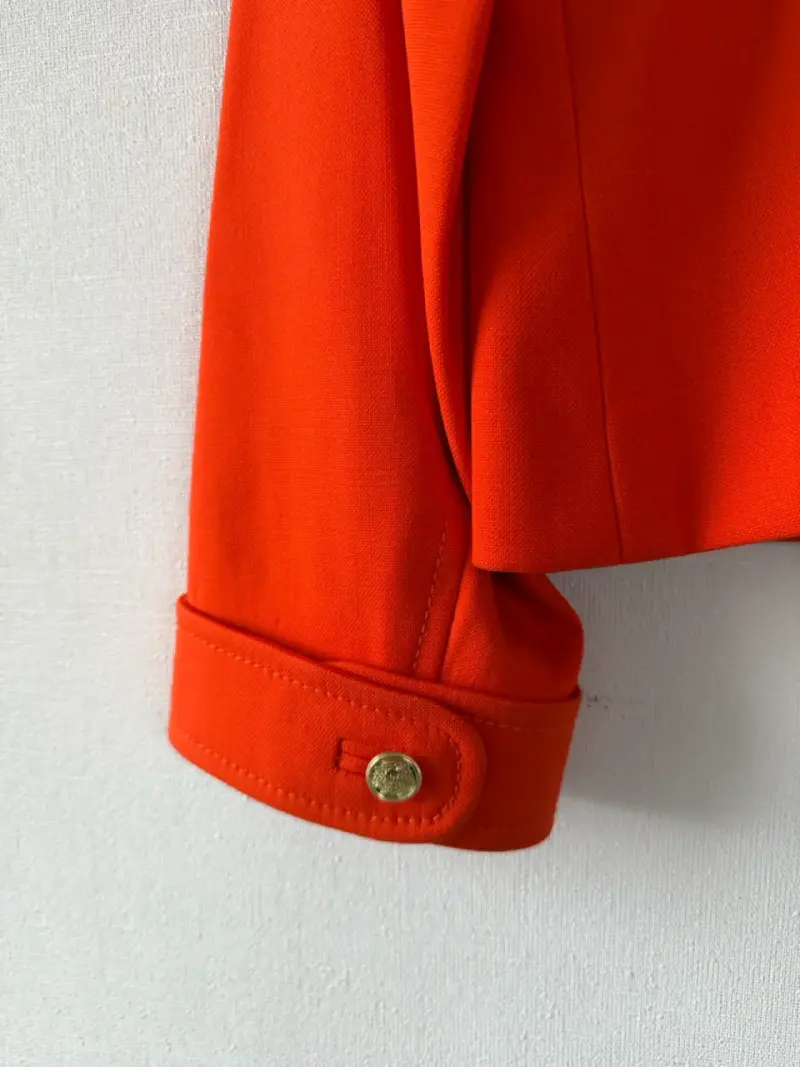 Chaqueta naranja con botones dorados para mujer - 6