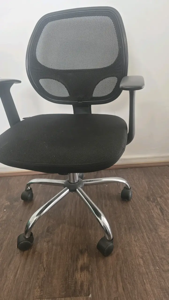 Silla de Oficina Ergonómica Negra con Ruedas - 1