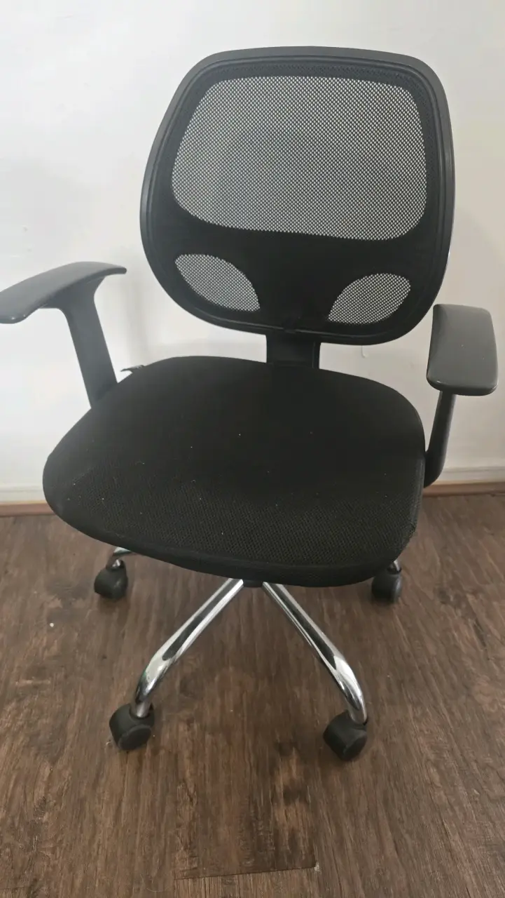 Silla de Oficina Ergonómica Negra con Ruedas - 3