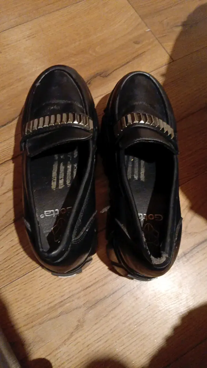 Mocasines negros con plataforma y detalles metálicos - 1