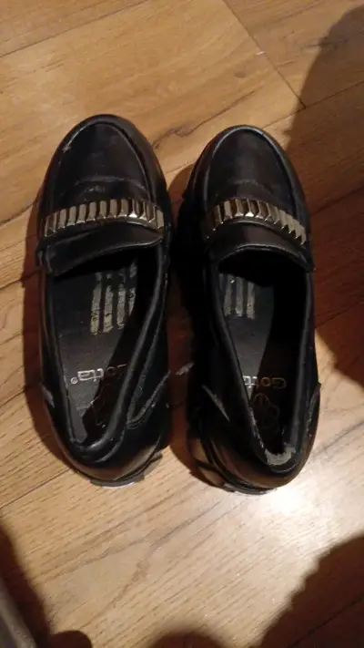 Mocasines negros con plataforma y detalles metálicos - miniatura 1