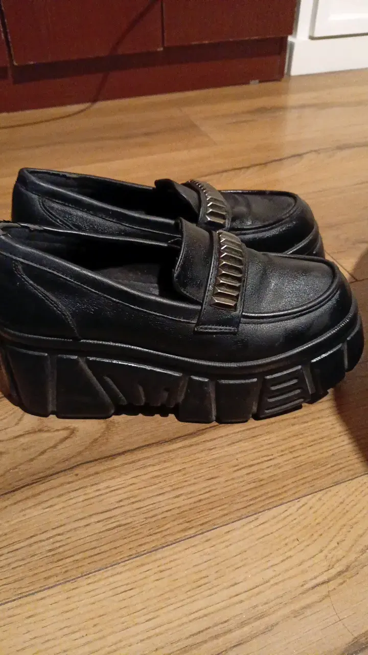 Mocasines negros con plataforma y detalles metálicos - 2