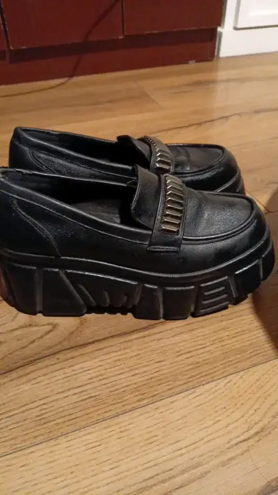 Mocasines negros con plataforma y detalles metálicos - miniatura 2