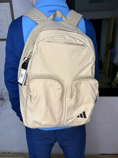 Mochila beige con diseño moderno y bolsillos - miniatura 1