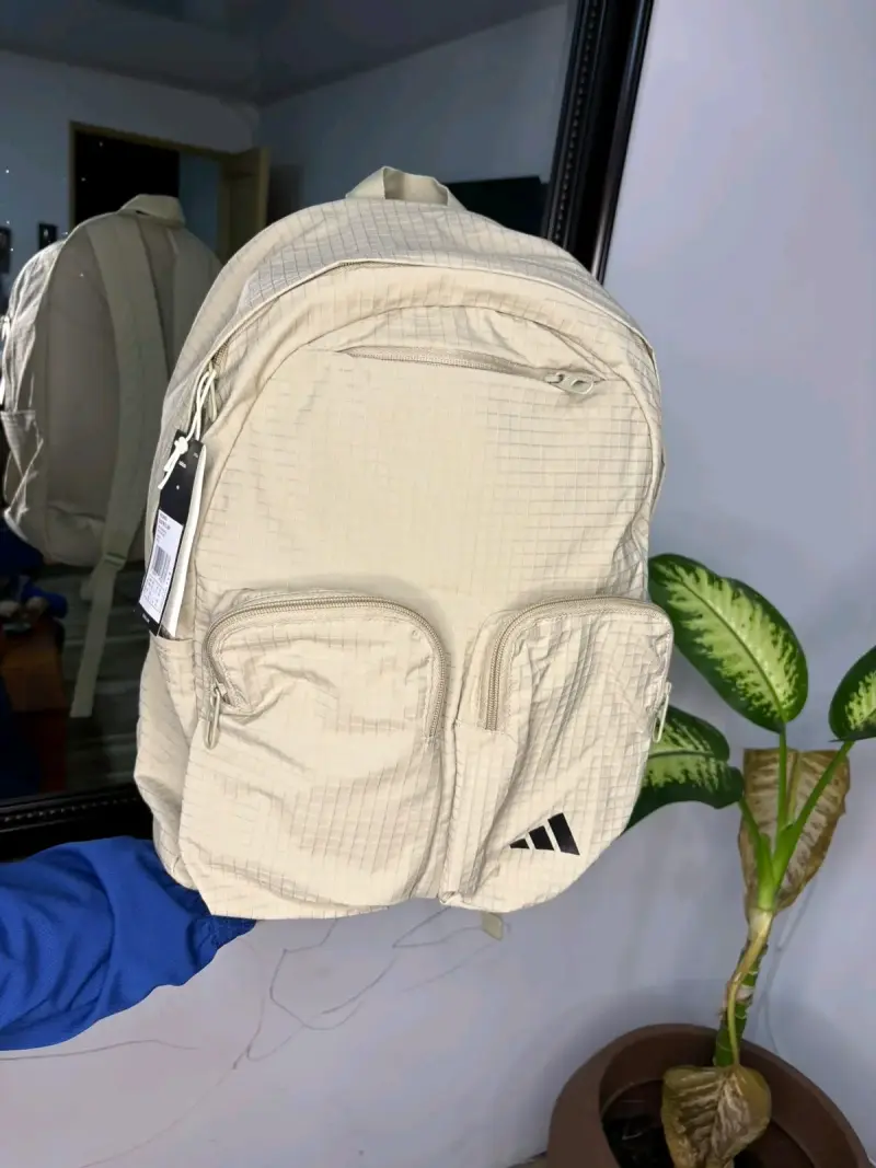 Mochila beige con diseño moderno y bolsillos - 2