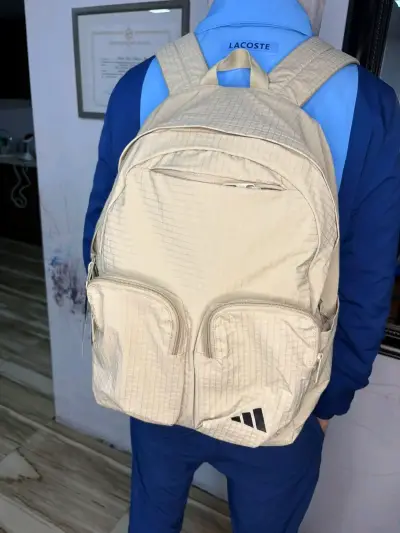 Mochila beige con diseño moderno y bolsillos - miniatura 3