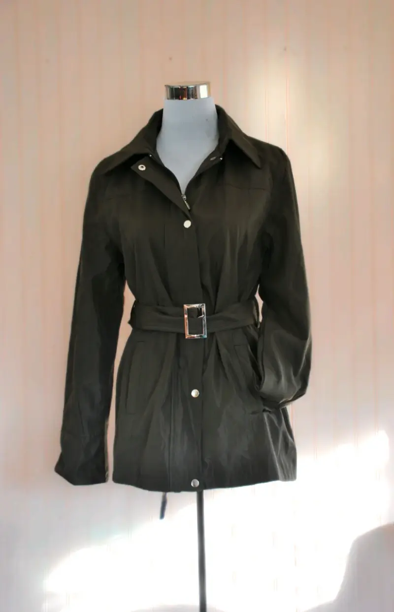 Chaqueta café con cinturón para mujer
