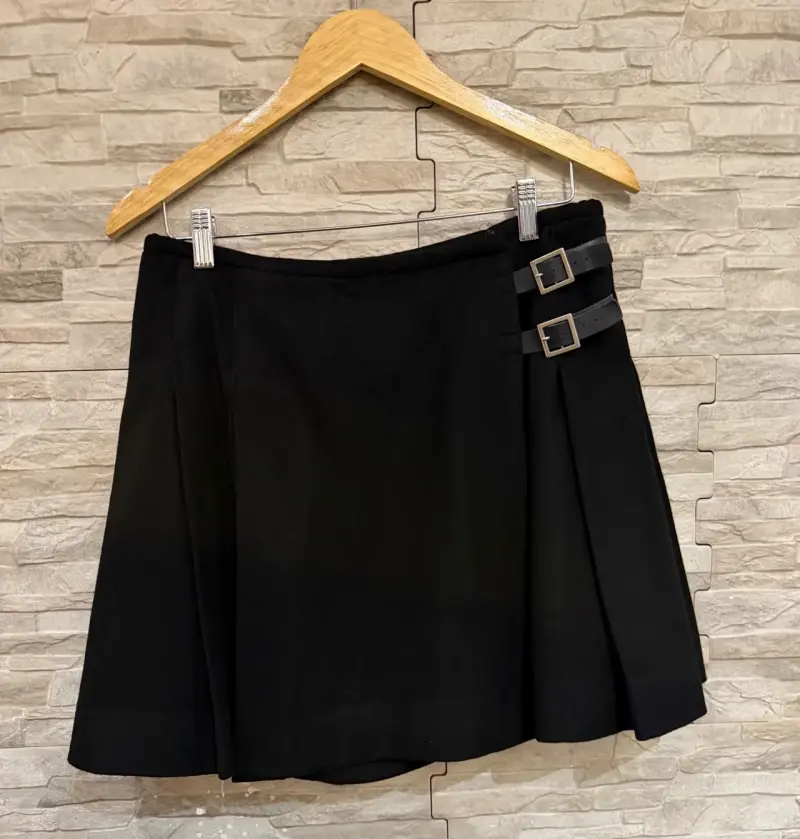 Falda corta negra con hebillas - 1