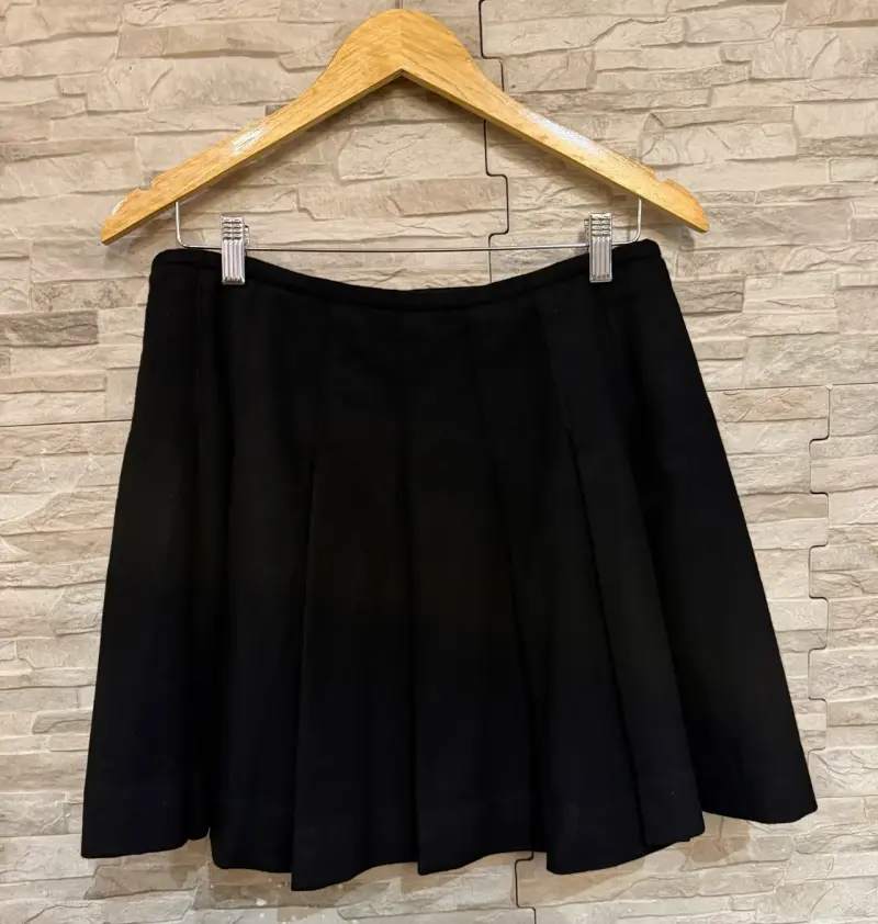 Falda corta negra con hebillas - 2