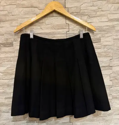 Falda corta negra con hebillas - miniatura 2