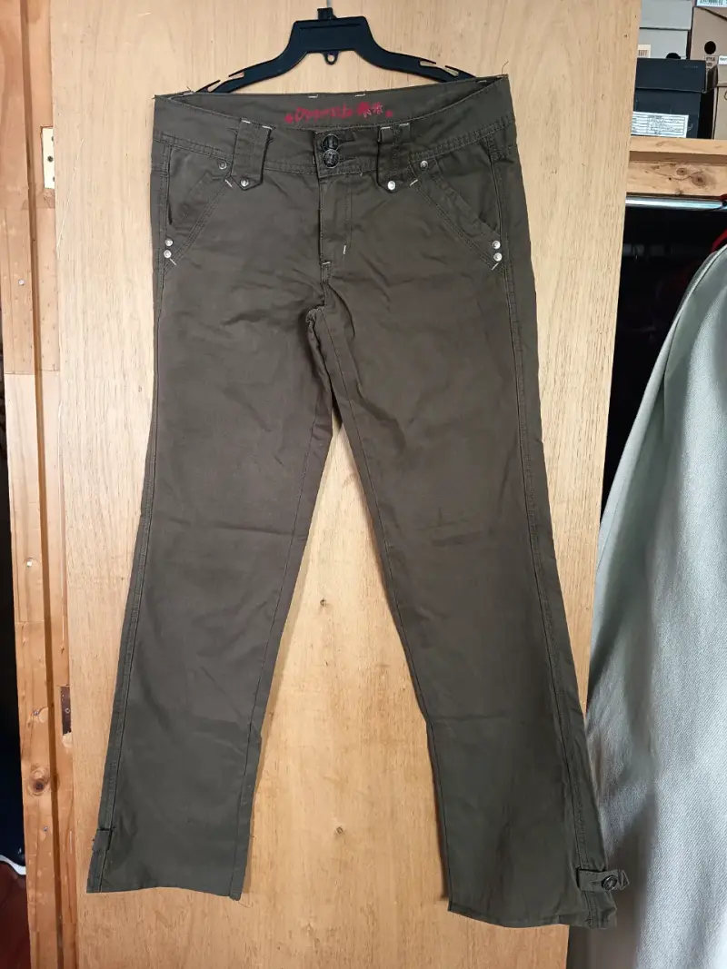 Pantalón cargo verde militar para mujer - 1