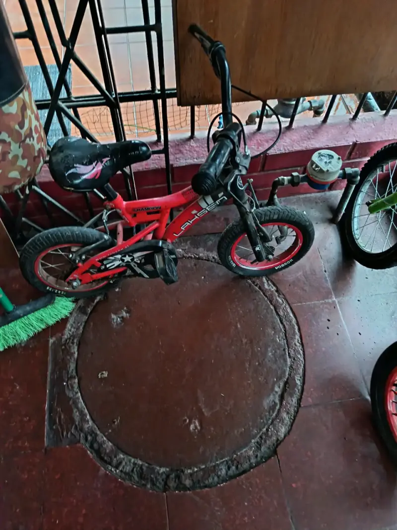 Bicicleta infantil Lahsen roja con ruedas de entrenamiento - 1