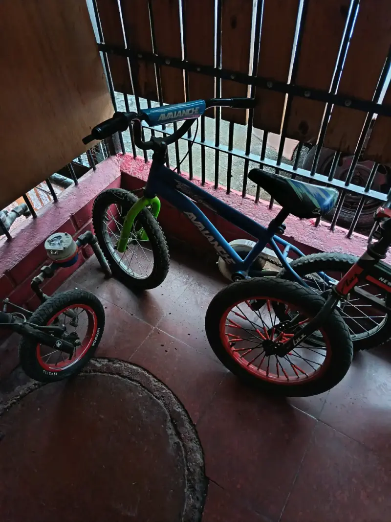Bicicleta infantil Lahsen roja con ruedas de entrenamiento - 2