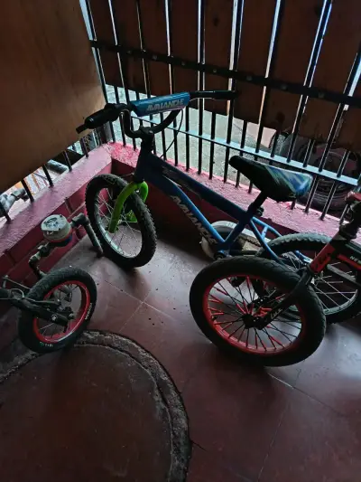 Bicicleta infantil Lahsen roja con ruedas de entrenamiento - miniatura 2