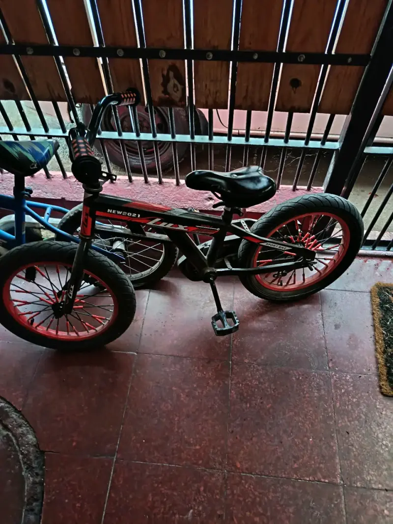 Bicicleta infantil Lahsen roja con ruedas de entrenamiento - 3
