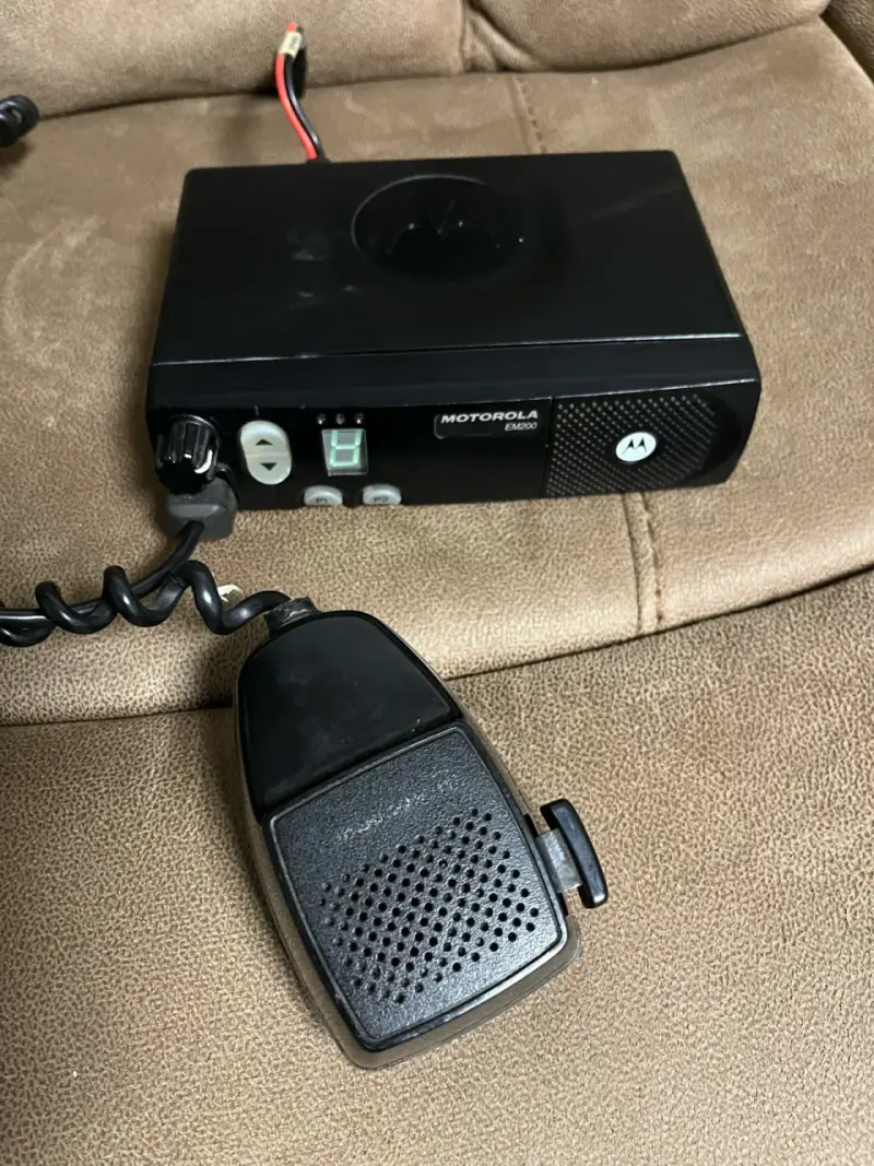 Radio móvil Motorola EM200 VHF con micrófono - 1