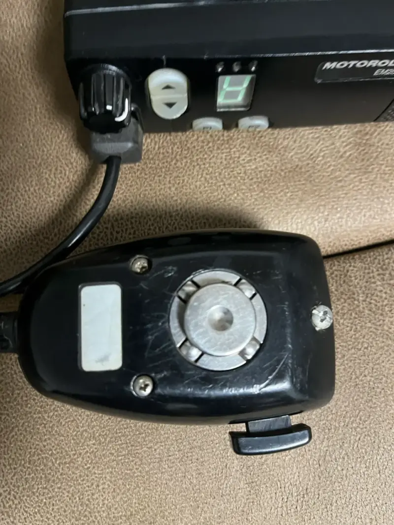 Radio móvil Motorola EM200 VHF con micrófono - 2