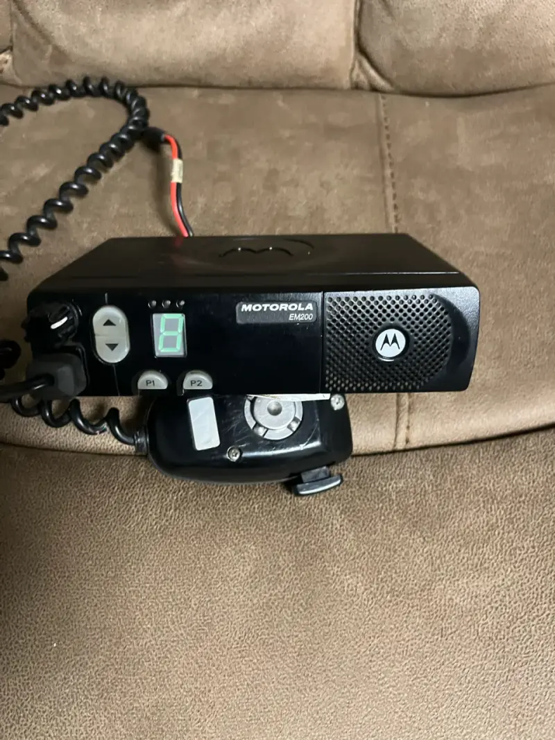 Radio móvil Motorola EM200 VHF con micrófono - 3