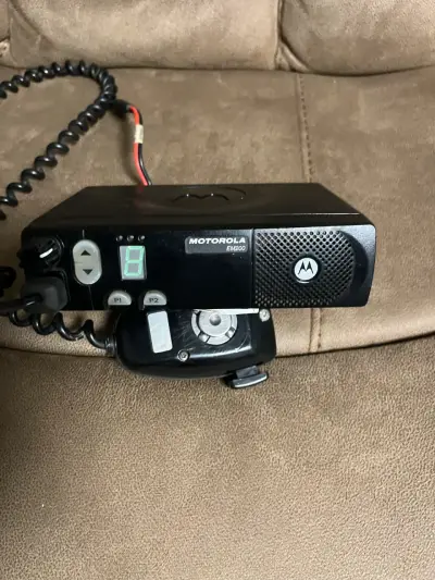 Radio móvil Motorola EM200 VHF con micrófono - miniatura 3