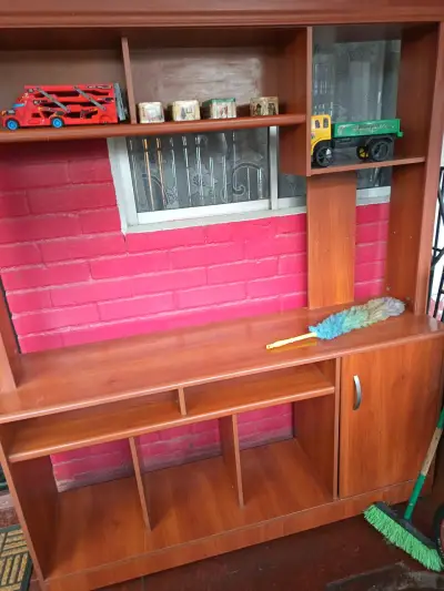 Mueble de madera para sala con estantes - miniatura 1