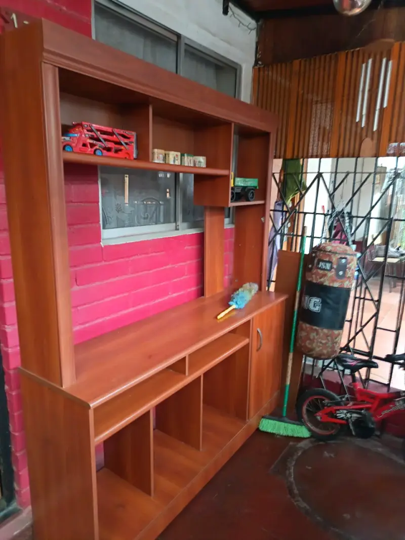 Mueble de madera para sala con estantes - 2