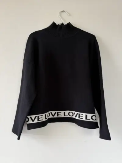 Suéter negro con cuello alto y diseño 'LOVE' - miniatura 1