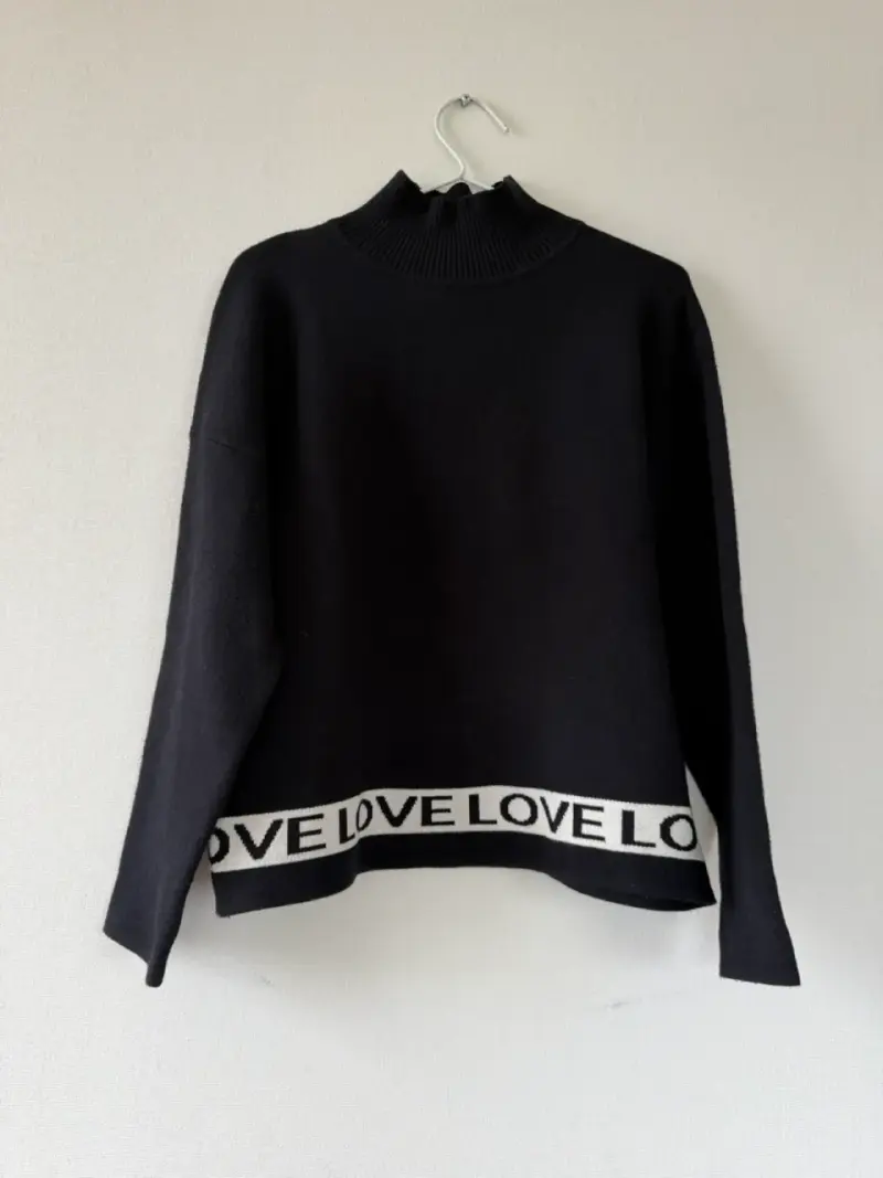 Suéter negro con cuello alto y diseño 'LOVE' - 2